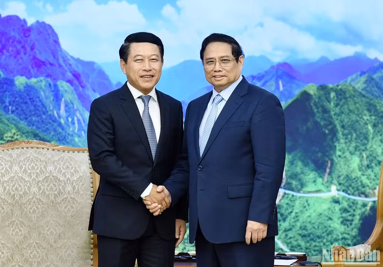 越南政府总理范明正和老挝政府副总理兼外交部长沙伦塞·贡马西。