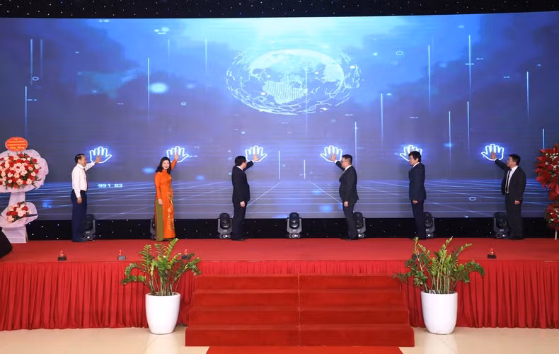 越共中央委员、越南《人民报》社总编辑、中央宣教部副部长、越南新闻工作者协会主席黎国明 同河江省领导按钮开通英文版《河江报网》。