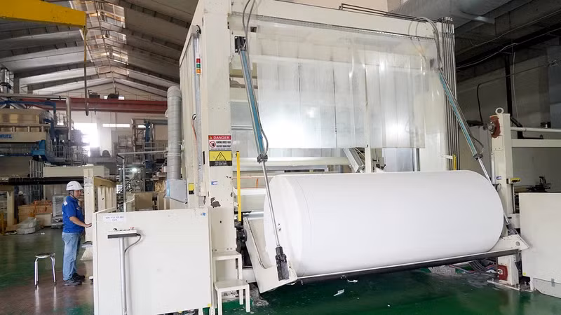 协福工业园区的春梅纸业有限公司采用现代化机械设备，以减少对环境的排放量。（图片来源：越南《人民报》）