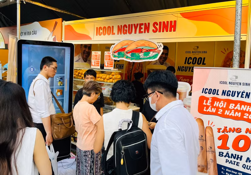 游客有机会品尝各种面包。 游客有机会品尝各种面包。