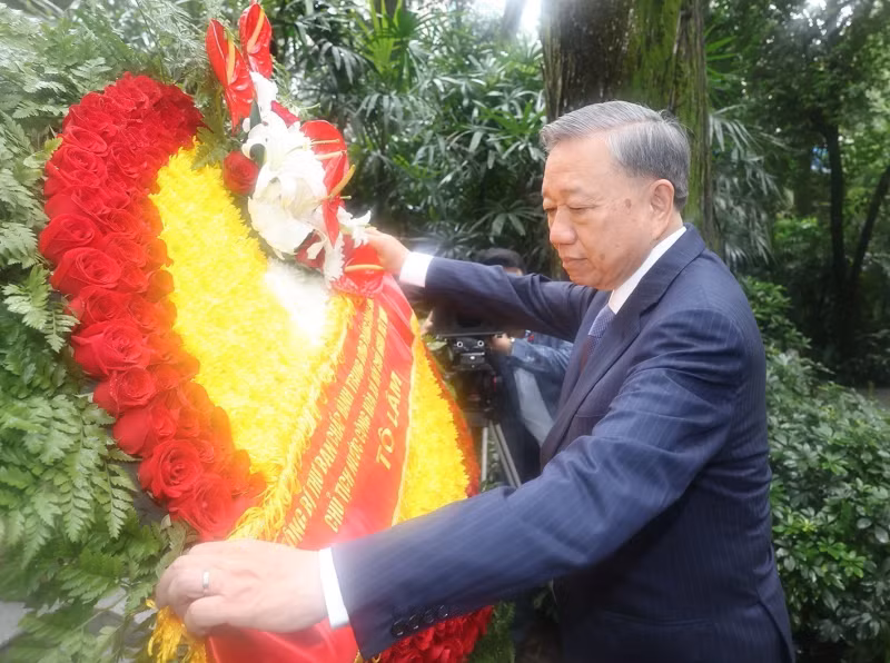 越共中央总书记、国家主席苏林前往广东省广州市黄花岗公园敬献鲜花和上香缅怀范鸿泰烈士。（图片来源：越通社）