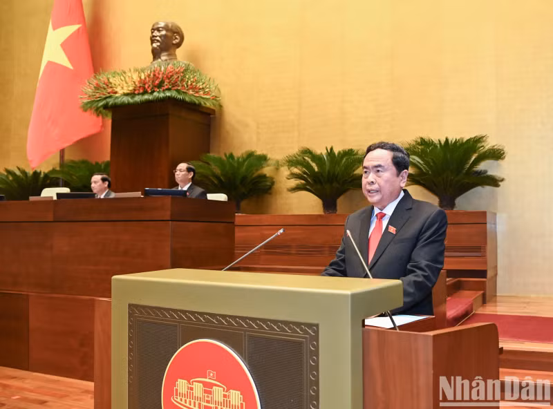 国会主席陈青敏在就职宣誓仪式后发表讲话。