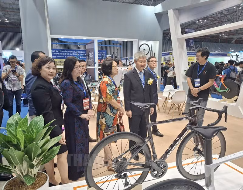各位代表参观展位。