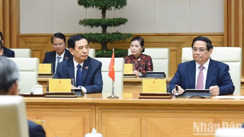 越南政府总理范明正在与中国国务院总理李强举行会谈时发表讲话。