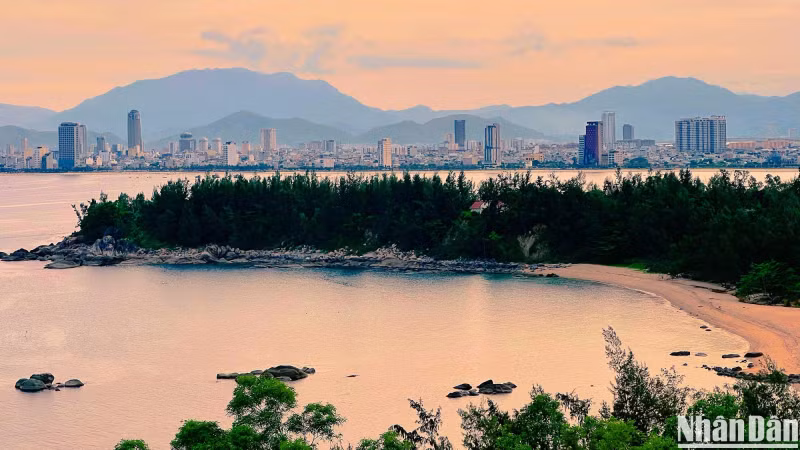 由于地形特殊,空气清新,山茶半岛是理想的日落观赏地,深受国内外游客的喜爱。 由于地形特殊,空气清新,山茶半岛是理想的日落观赏地,深受国内外游客的喜爱。