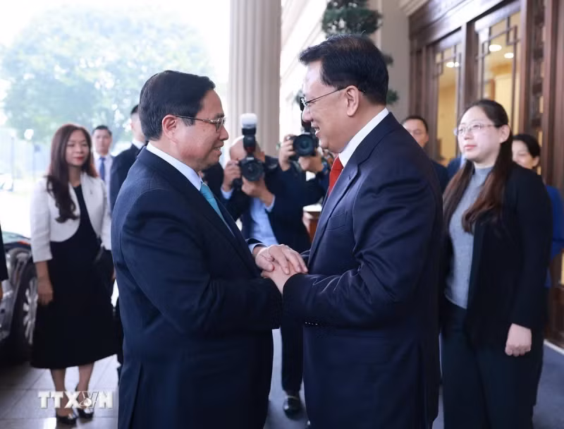 越南政府总理范明正会见中国重庆市市委书记袁家军。（图片来源：越通社）
