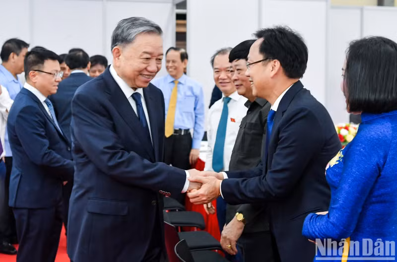 越南国家主席苏林出席2023年第十八届国家新闻奖颁奖典礼。