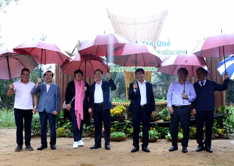 国际友人冒着雨体验茶桂蔬菜村。（图片来源：TITC）