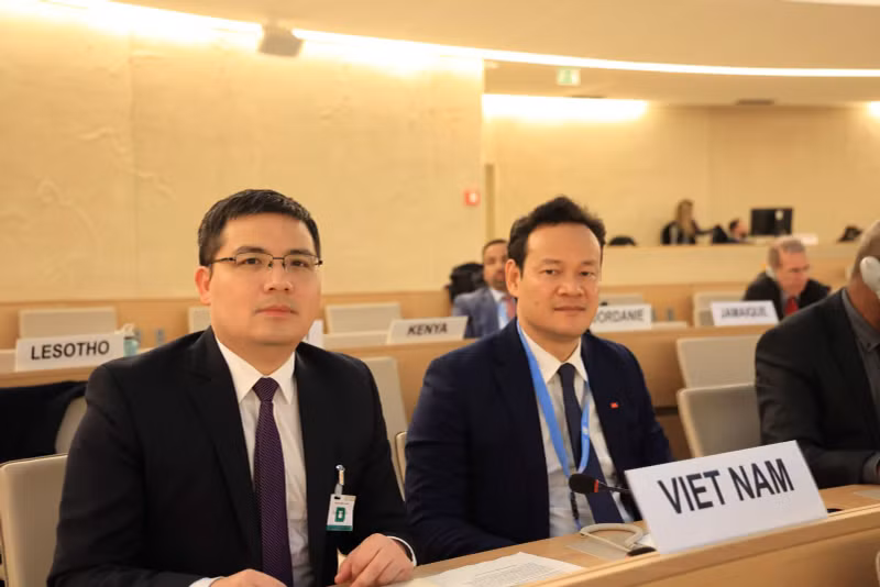 越南常驻联合国代表团团长、特命全权大使梅潘勇（左一）。（图片来源：越通社）
