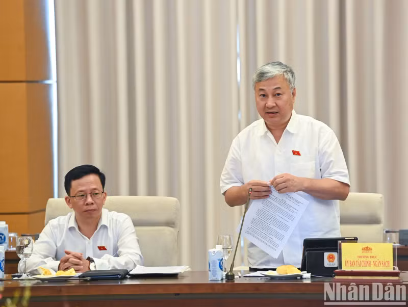 国会金融财政委员会常务委员陈文林在会上发表讲话。