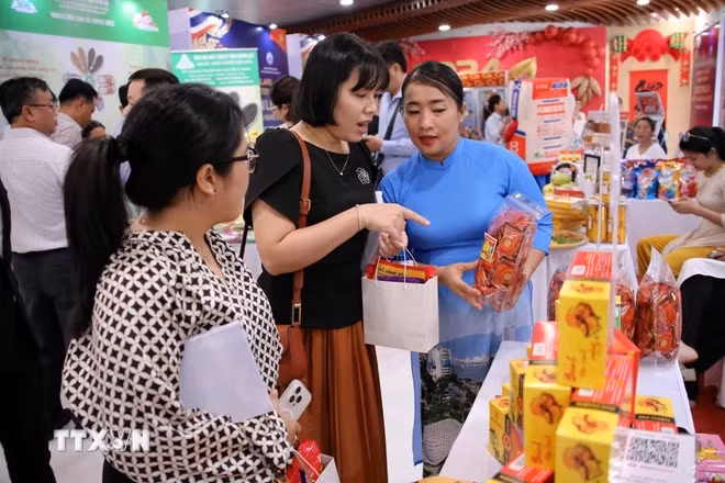 泰国驻胡志明市总领事馆和岘港市人民委员会在APEC公园联合举行越南与泰国典型产品展示空间开幕式。