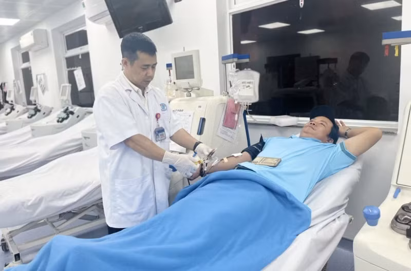 越南无偿献血者为一名英国罕见血型患者献血。