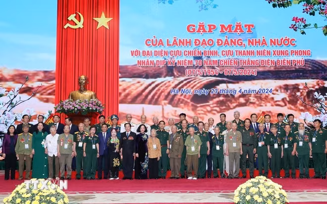 张氏梅同志和各位代表合影。（图片来源：越通社）