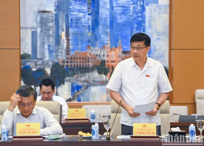 国会经济委员会主任武红青作报告。