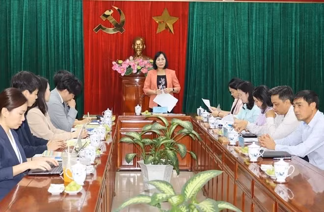 同奈省人民委员会副主席阮氏煌在座谈会上发表讲话。