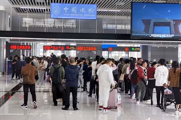 外国游客通过芒街国际口岸入境越南。
