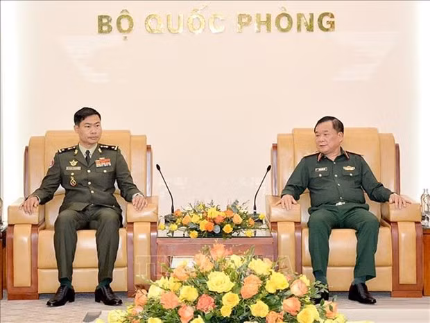 越南国防部副部长黄春战上将会见柬埔寨驻越南大使馆国防武官梁·索瓦纳拉少将。