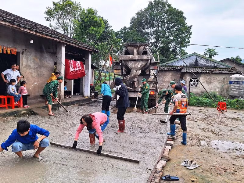 埔痕（Pò Hèn）边防站的干部、战士帮助海山乡人民修建农村公路。