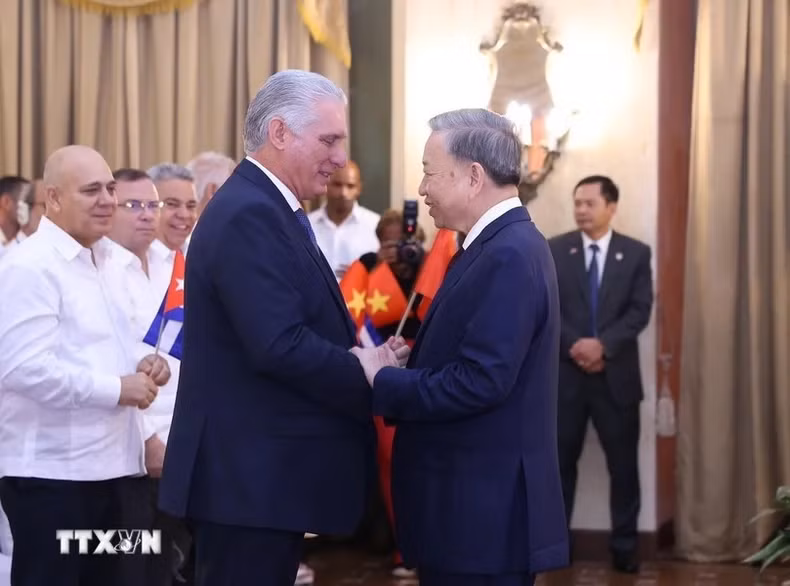 越共中央总书记、国家主席苏林和古共中央第一书记、国家主席米格尔·迪亚斯-卡内尔·贝穆德斯。(图片来源:越通社) 越共中央总书记、国家主席苏林和古共中央第一书记、国家主席米格尔·迪亚斯-卡内尔·贝穆德斯。(图片来源:越通社)
