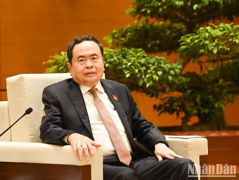越南国会主席陈青敏在会见时发表讲话。