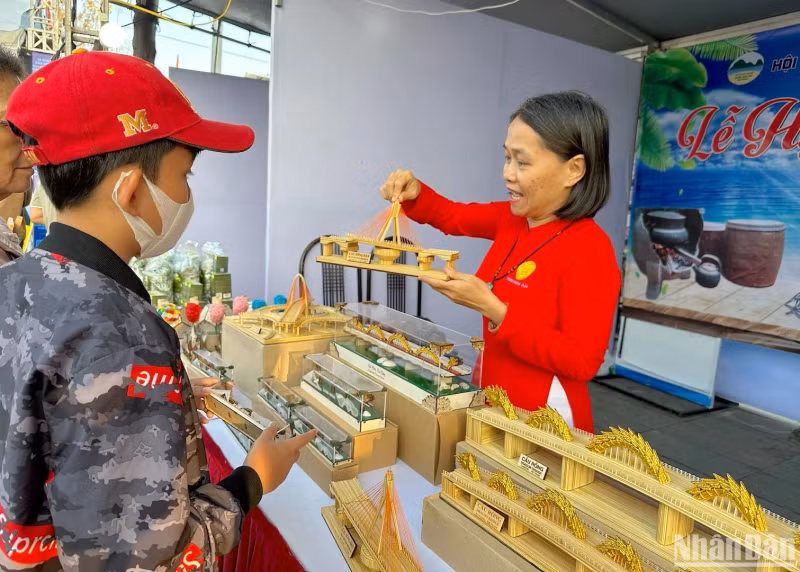 介绍岘港特色产品的展位。（英桃 摄）