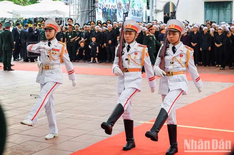 越共中央总书记阮富仲吊唁仪式在河内市东英县东会乡赖沱村举行。