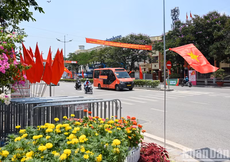 奠边府市街头装饰华丽，国旗飘扬，鲜花盛开迎5·7奠边府大捷纪念典礼。
