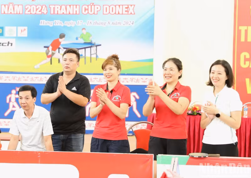 同事们向获奖的优秀记者表示祝贺。