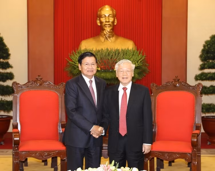 2019年10月1日，越共中央总书记、国家主席阮富仲在党中央总部会见了对越南进行正式访问的老挝总理通伦·西苏里。（图片来源：越通社）