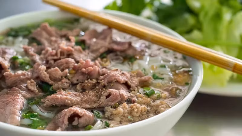 CNN在文中配图的一碗牛肉河粉图片下添加文字说明：“一碗牛肉河粉绝对能治愈一切”。