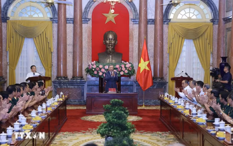 越共中央总书记、越南国家主席苏林会见308师老战士代表团。（图片来源：越通社）