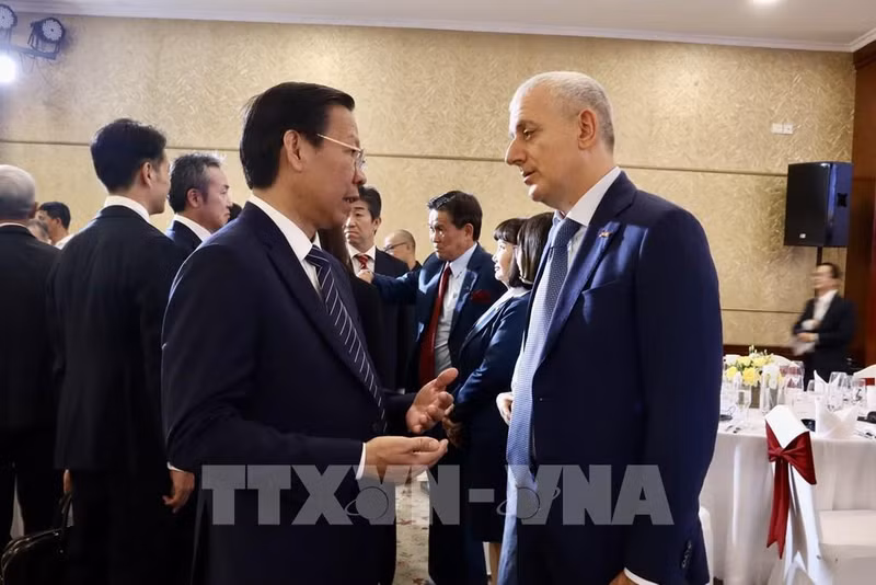 胡志明市人民委员会副主席武文欢和与会代表。