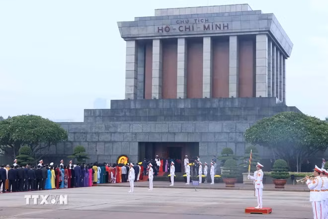 越南第十五届国会第八次会议的国会代表入陵瞻仰胡志明主席遗容。图片来源：越通社