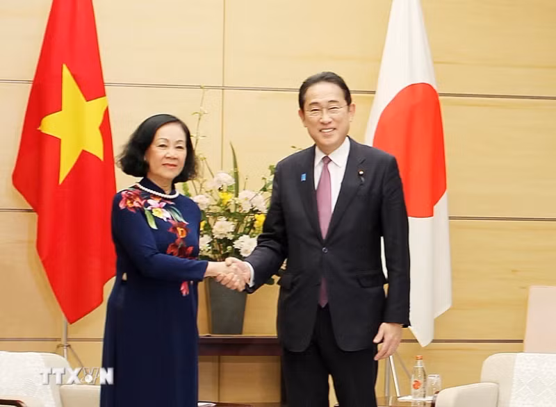 越共中央书记处常务书记张氏梅与日本首相岸田文雄。（图片来源：越通社）