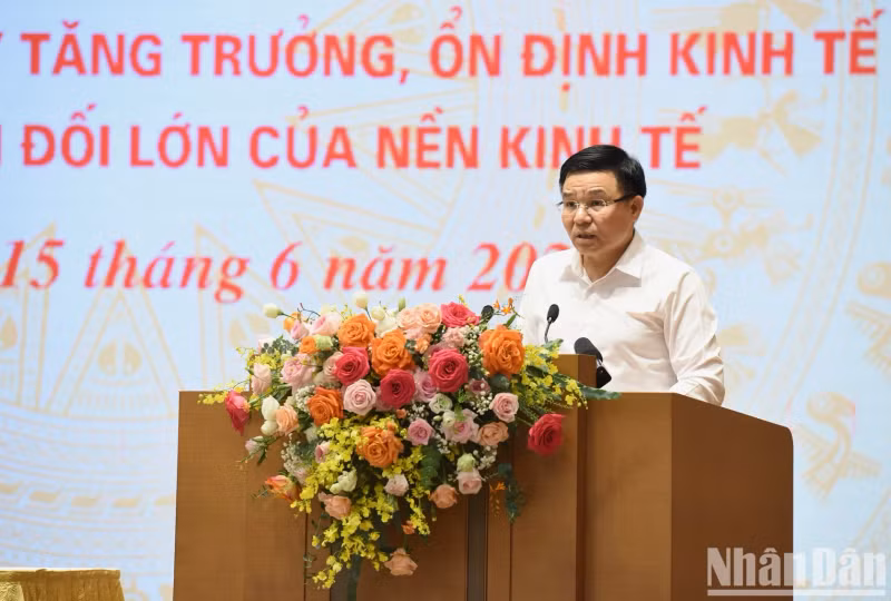 越南石油与天然气集团董事长黎孟雄在会上发表讲话。