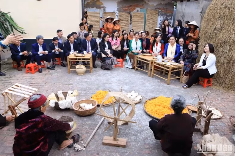 两位夫人一行还参观了传统丝绸纺织手工艺村（太平省建昌县南高乡）。