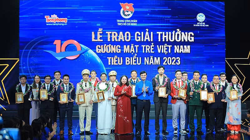国家代主席武氏映春出席2023年越南优秀青年奖颁奖仪式。