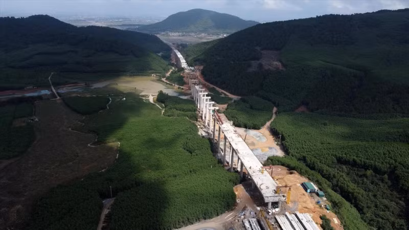 北南高速公路演州（义安）一跃滩（河静）路段的两座高架桥。（图自 越通社《越南画报》）