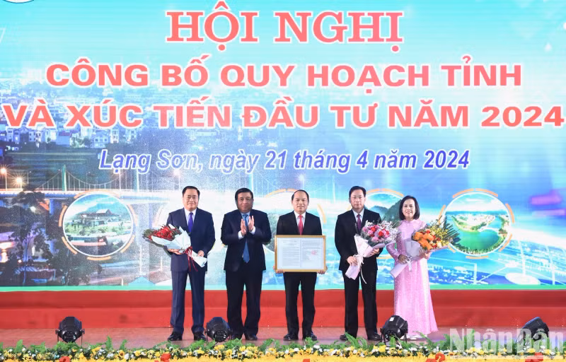 计划与投资部部长阮志勇受政府总理委托授予谅山省规划审批决定书。