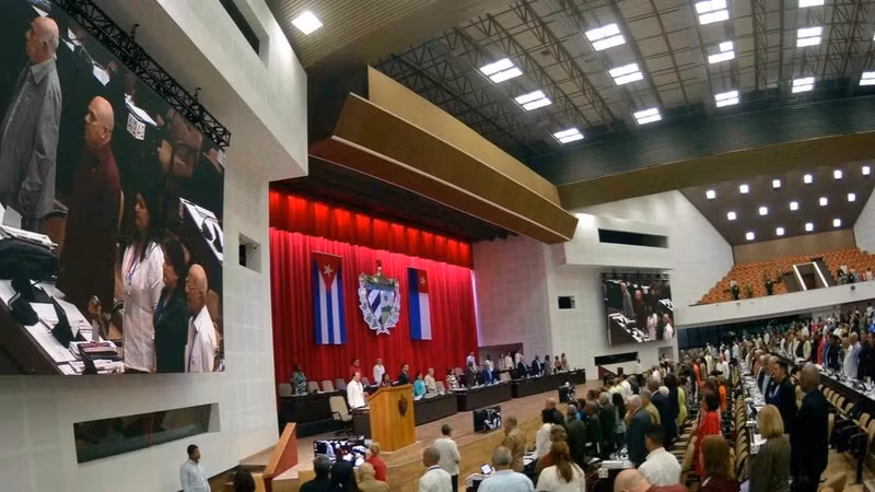 古巴全国人民政权代表大会（国会）默哀一分钟，悼念越共中央总书记阮富仲。（图片来源：古巴驻越南大使馆）