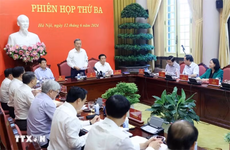 越共中央政治局委员、国家主席苏林，越共中央政治局委员、书记处常务书记梁强，越共中央政治局委员、胡志明国家政治学院院长、中央理论委员会主席阮春胜等主持会议。（图片来源：越通社）
