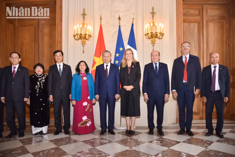 法国国民议会议长娅埃尔·布朗·皮韦和越共中央总书记、国家主席苏林同各位代表合影。