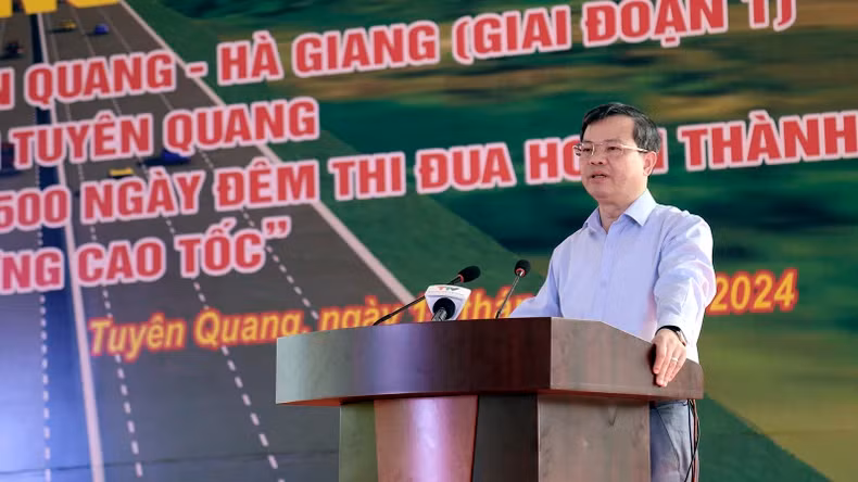 宣光省人民委员会主席阮文山同志启动竞赛。