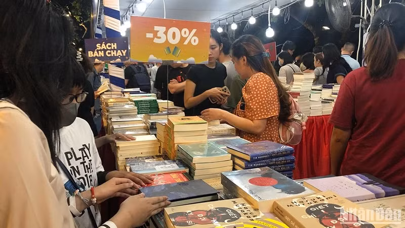 附图：2024年第九届河内书展今日在还剑湖步行街区开展。