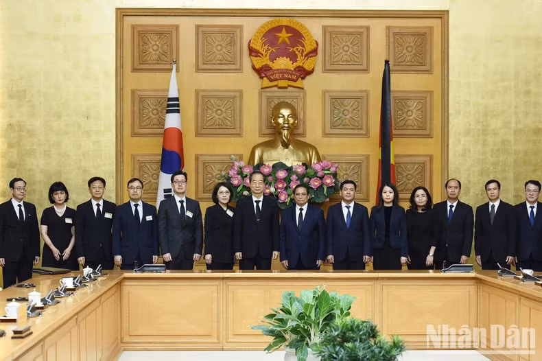 越南政府总理范明正和韩国国务总理韩德洙及双方代表。