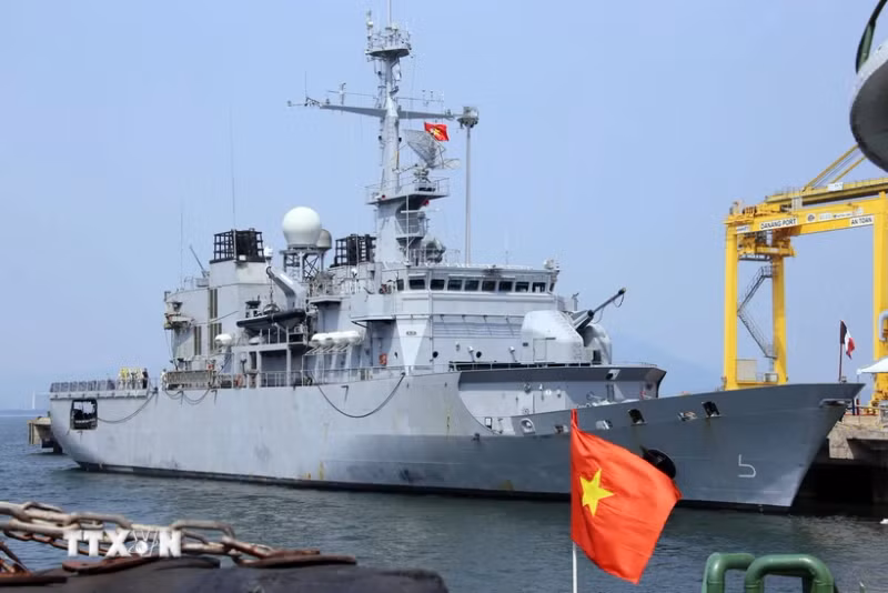 法国海军Vendemiaire号巡洋舰代表团已抵达仙沙港。（图片来源：越通社）
