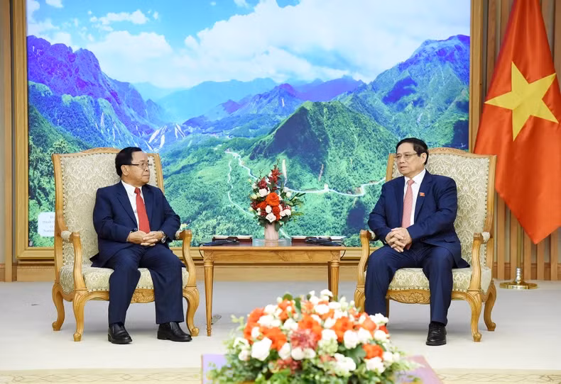 越南政府总理范明正会见老挝国家监察总署署长坎潘·蓬马塔。