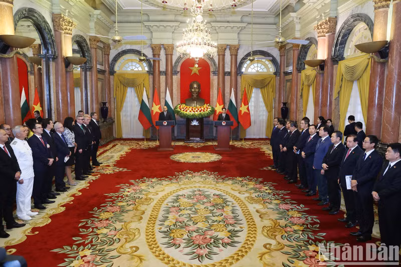 越南国家主席梁强和保加利亚总统鲁门·拉德夫举行记者会。