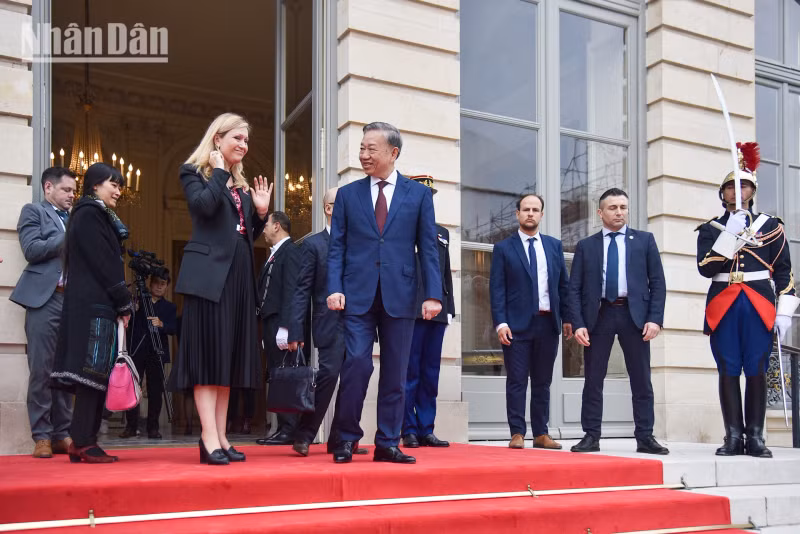 会见结束后法国国民议会议长娅埃尔·布朗·皮韦欢送越共中央总书记、国家主席苏林。