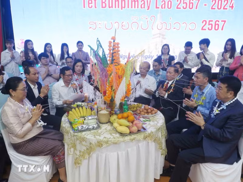 在越南太原省老挝留学生欢度传统新年。